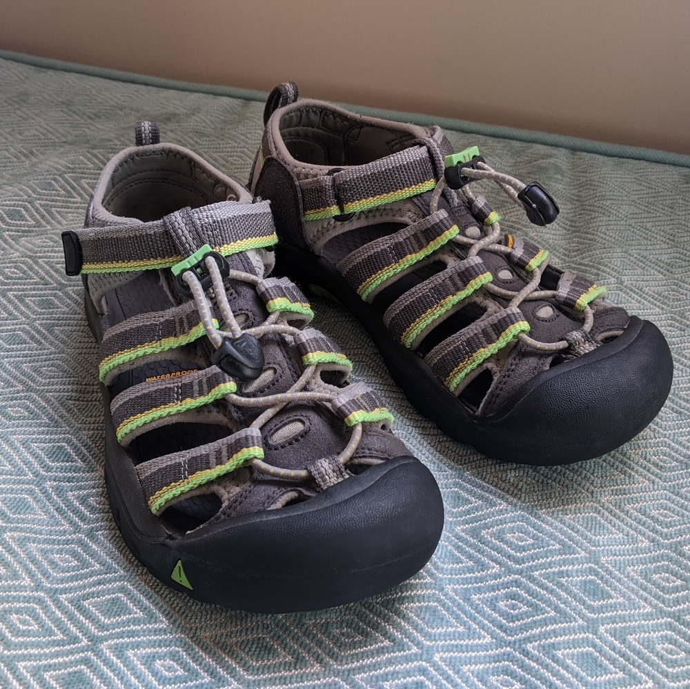 Keen Newport H2 Youth Sandals in Gray & Green